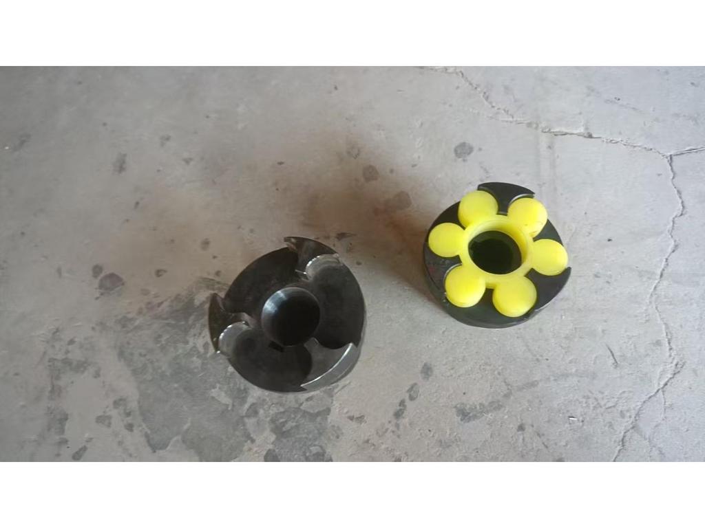 Sześciokątne elastyczne sprzęgło trójszczękowe do połączenia silnika pompy wodnej