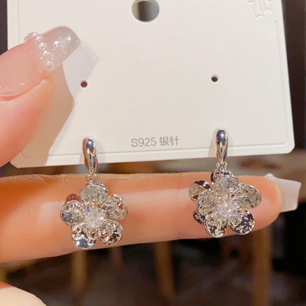 Light Luxury and High-end Versatile Exquisite Silver Needle Earrings, Fashionable Zircon Flower Studs, Women's Unique Cool Style Earrings