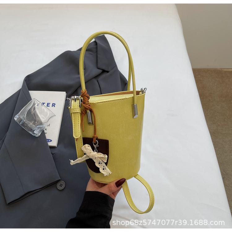 Korean Version Niche Design Bag Women's 2025 New Popular Messenger Bag Casual Portable Bucket Bag Shoulder Mobile Phone Bag