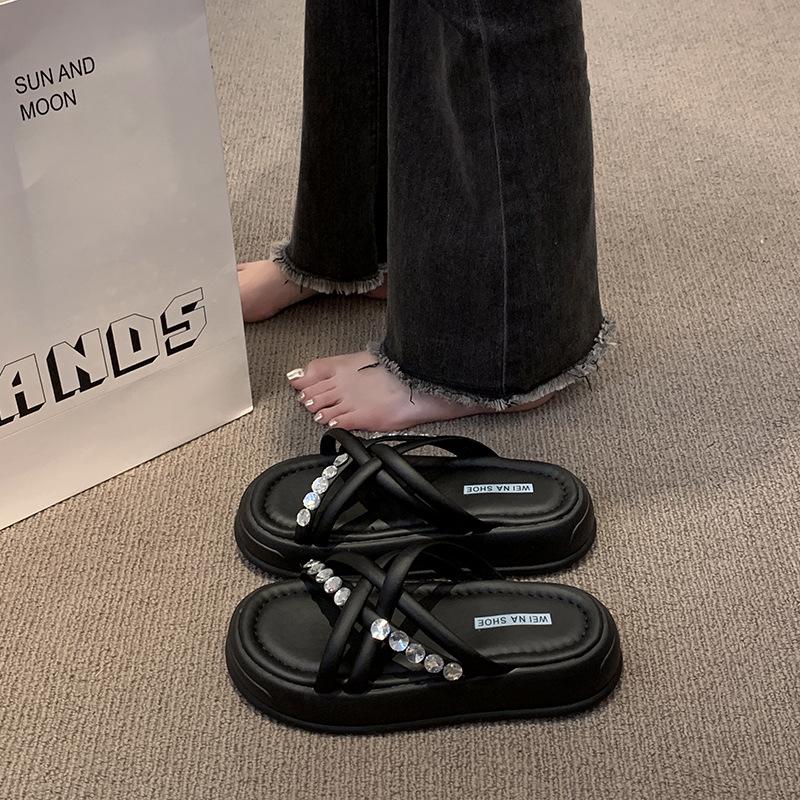 

With skirts, slippers, women s summer wear 2025 new models, stepping on shit, small people with thick bottoms and increased rhinestone beach sandals 40 чёрный