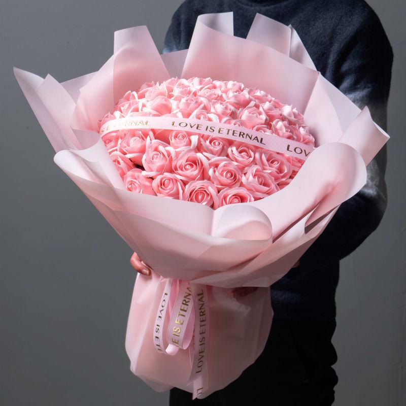 

Подарункова коробка з 99 консервованими мильними трояндами - Ідеально для Дня святого Валентина, днів народження та освідчень