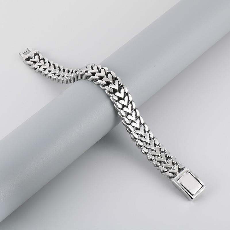 Personality Handy Accessories Fashion Simplicity Design Sensory Heart -Shaped Light Surface Cut Edge Men 'S Titanium Steel Bracelet