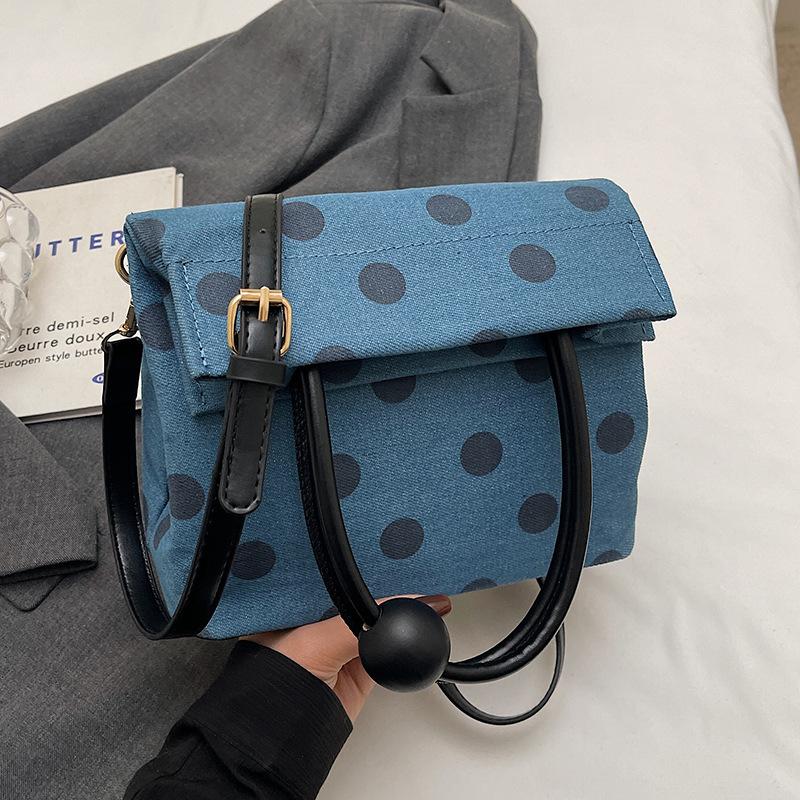 New product explosion Korean niche casual personality polka dot portable small bag versatile foreign style college style messenger bag women