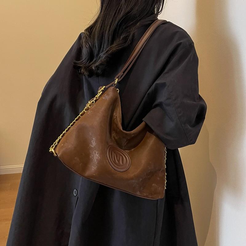 

Женская сумка через плечо большой вместимости. Сумка через плечо.