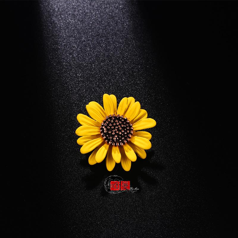Daisy Brooch: Versatile Chrysanthemum Collar Pin for Suits & Cheongsams