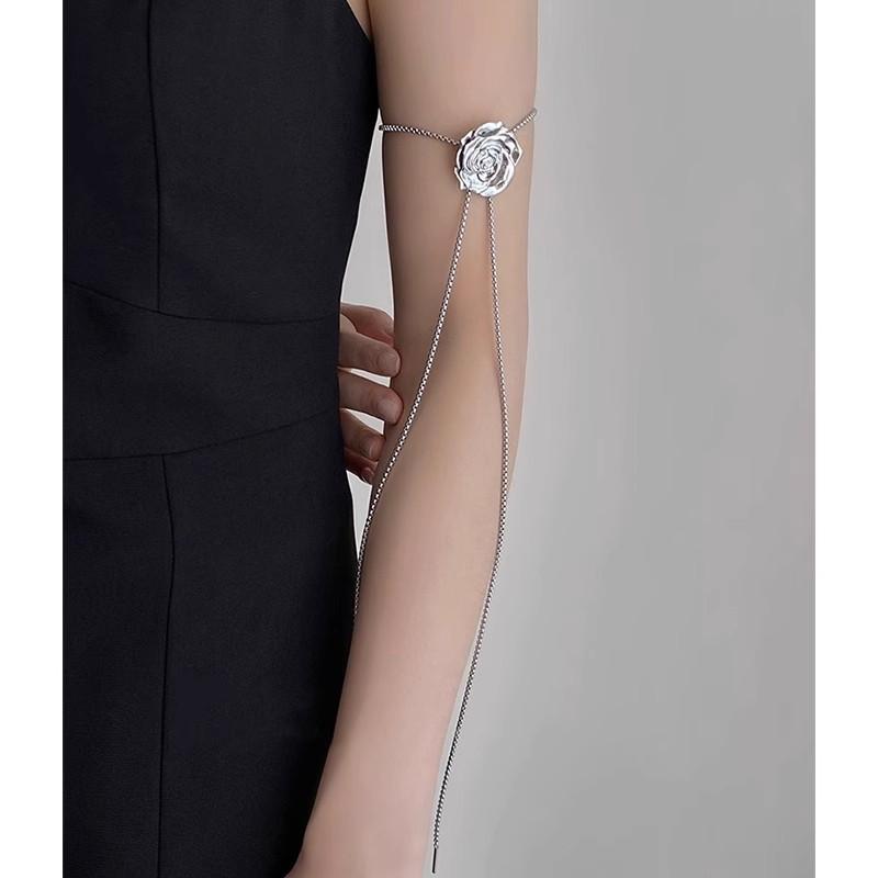 Colar de rosas com franjas de alta qualidade, estilo Spice Girl, design de nicho, elegante, leve, luxuoso, versátil, com corrente de clavícula removível