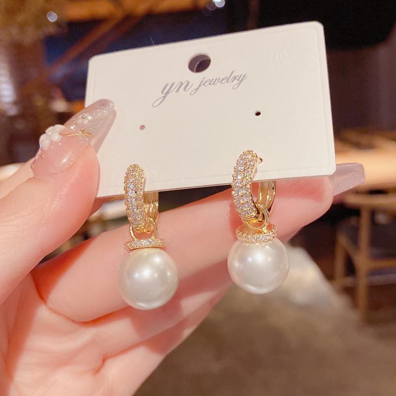 Elegant Micro-Inlaid Zircon Pearl Earrings - Exquisite, Fashionable, and Versatile Light Luxury Accessories