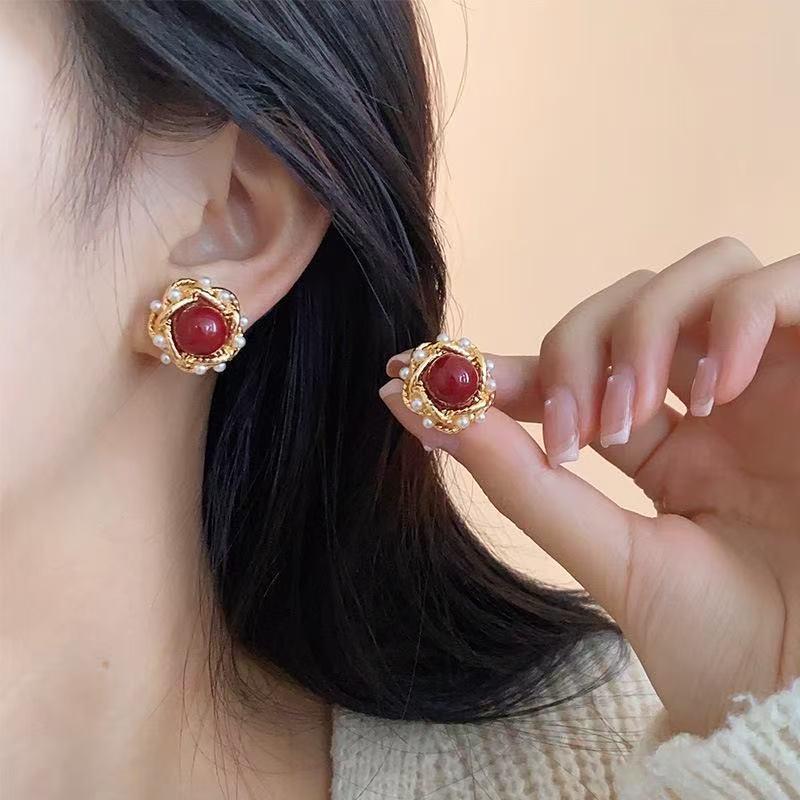 Elegant French Retro Pearl Stud Earrings with Geometric Design