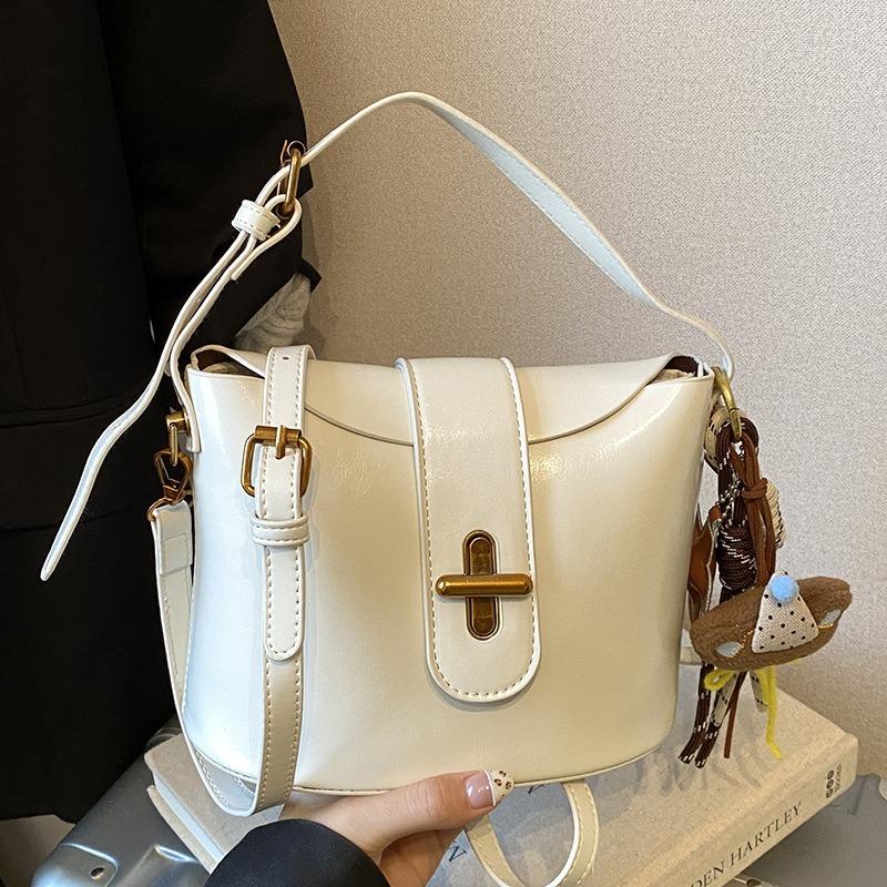 Hand carry trendy bucket bag women's autumn new niche fashion simple shoulder bag high value casual women's bag