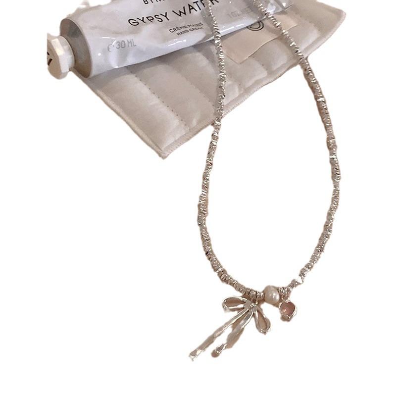 Brogan-style Necklace with Bow-shaped Pendant, Elegant Accessory for Women, High-end, Lightweight, Exclusive and Niche Neck Chain.