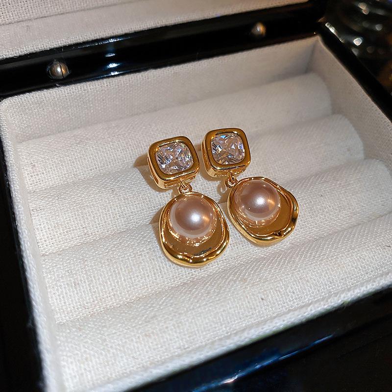 Elegant Zircon Pearl French Retro Luxury Earrings 2025
