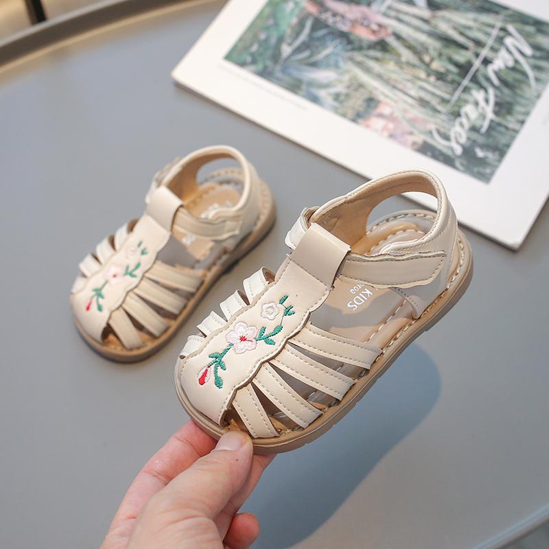 Sweet Girls Sandals Summer New Children Cut-outs Flat Sandals Fashion Embroider Princess Causal Kids Walking Beach Sandals Soft