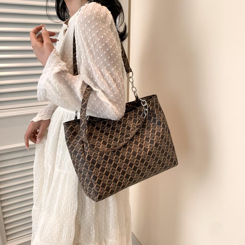 Korean Version of Simple Casual Bag Spring New Simple Large Capacity Fashionable and Fashionable Underarm Tote Shoulder Bag