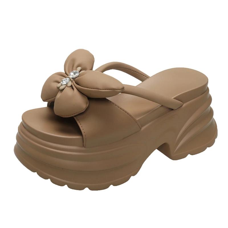 

Модные 8,5 см Новые летние кожаные тапочки Женские уличные сандалии на массивной подошве 2025 Модные танкетки Платформенная обувь Женские балетки Пляжные шлепанцы 39 коричневый