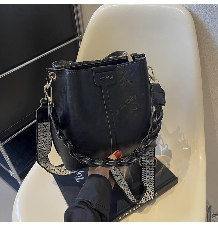 Versatile Bucket Bag Autumn and Winter Retro Women's Bag 2025 New Niche Design Broadband Messenger Bag Shoulder Bag