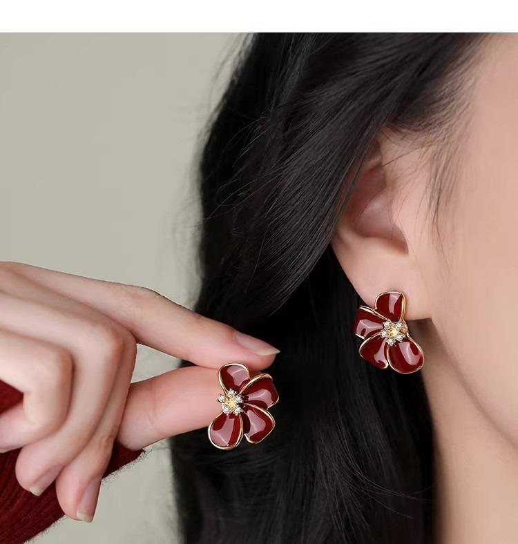 French retro red enamel lucky grass earrings with a feminine and high-end feel, age reducing earrings 925 silver needles