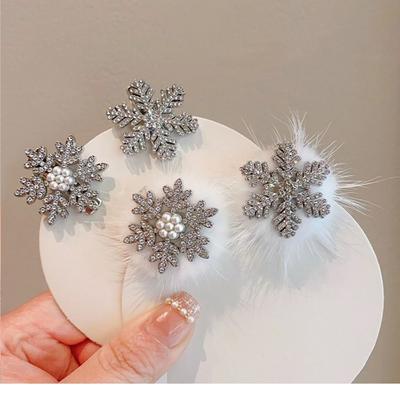 2 Stück Exquisite Strass-Schneeflocken-Haarspangen Silber Süße Schleife Entendaunen-Clip Perlen-Weihnachts-Schneeflocken-Haarnadeln