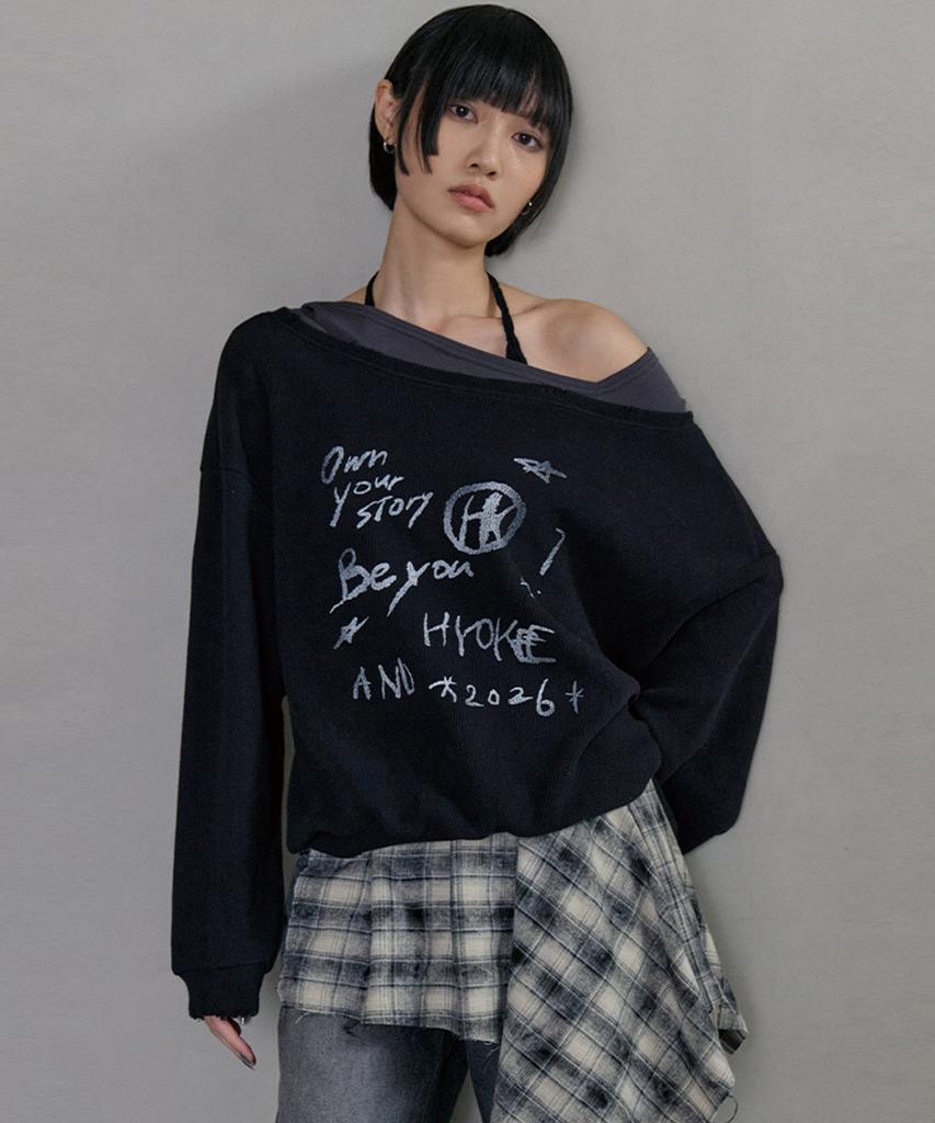 NO EXTRA TOUCH One-Shoulder Graphic Sweatshirt (Black)_26Spss001Bk