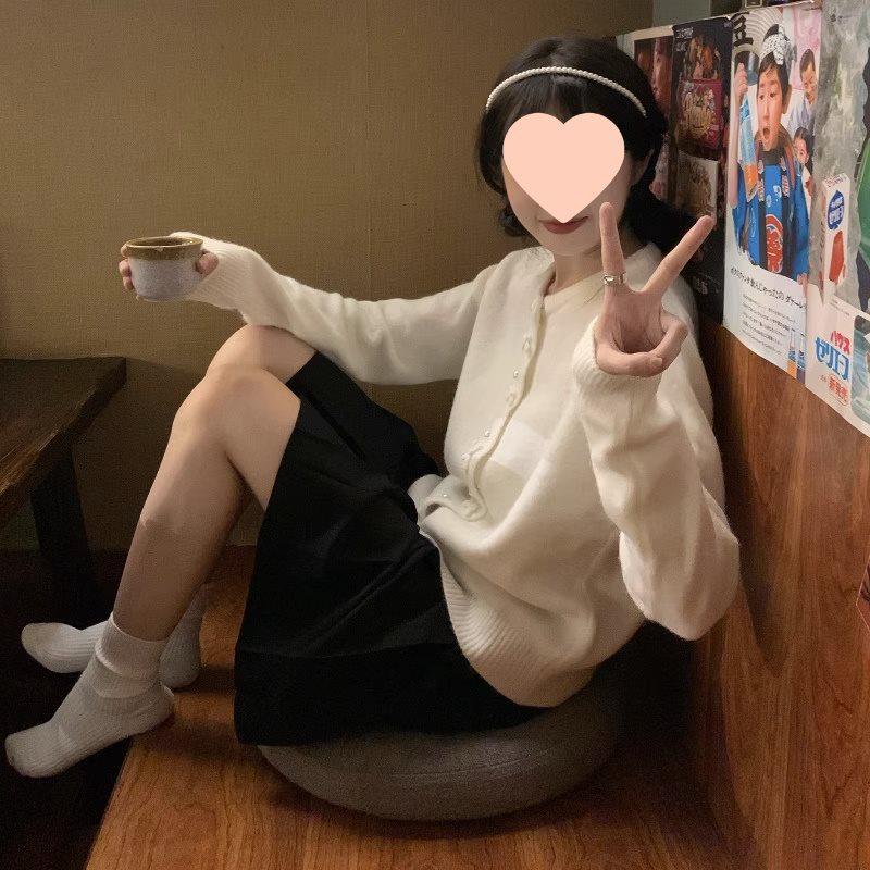 

Женский вязаный кардиган в корейском и японском стиле 2025 года с жемчужными пуговицами – Повседневный, универсальный, нежный осенне-зимний свитер-пальто S (40-48 kg)