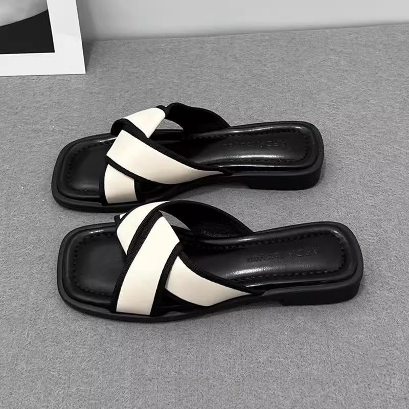 Super fire French flat bottom sandals women's summer wear fashion 2025 new niche high-end feeling going out beach slippers