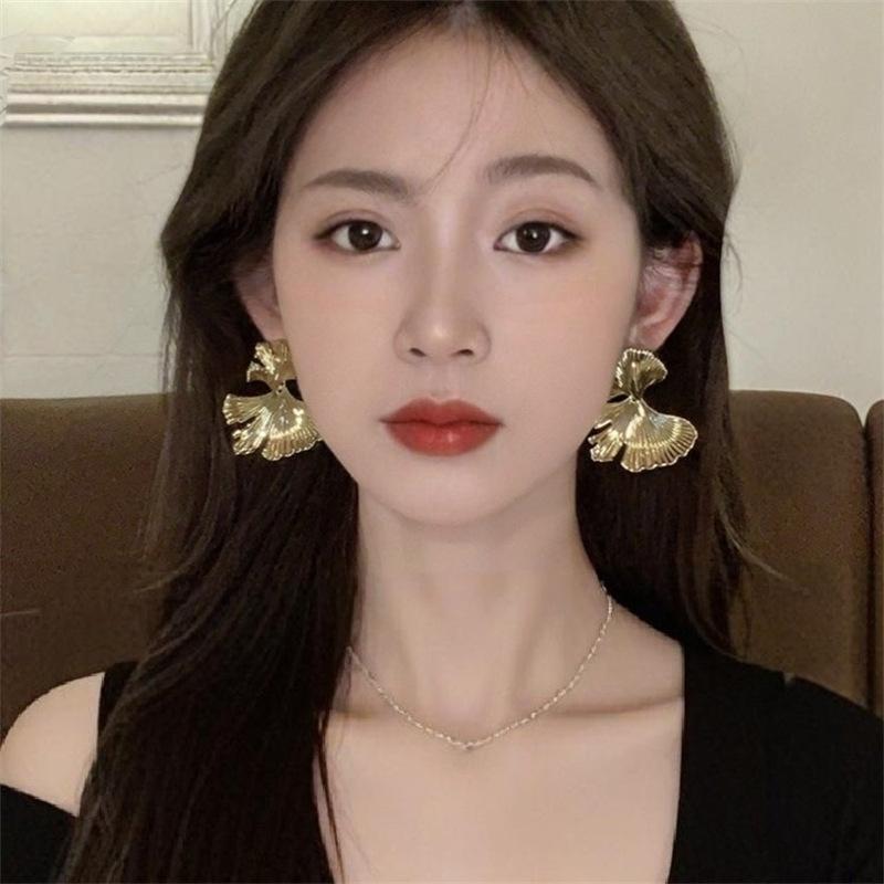 Exaggerated Ear Clips Without Ear Piercings Simple Ginkgo Leaf Earrings Fashionable Ear Accessories