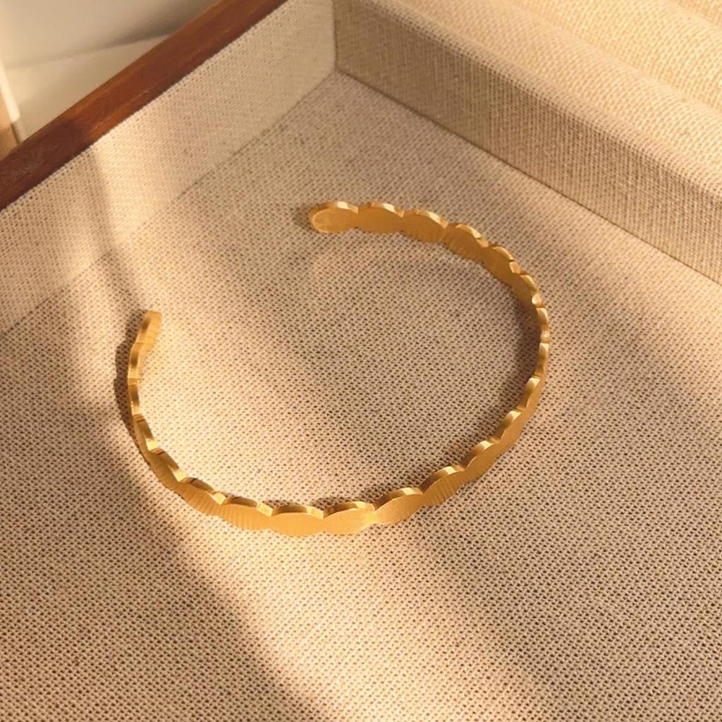 Luxusní dámský náramek z titanové oceli se zirkony a akcenty z bílé perleti