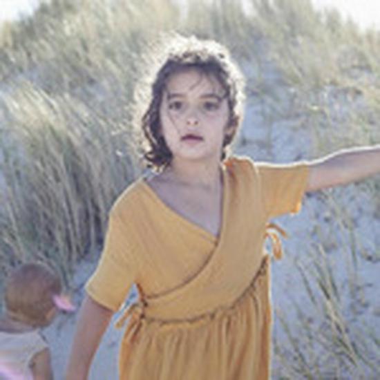Sommer-Baumwoll-Leinenkleid für Mädchen 2026 mit Spitzenkragen & Fledermausärmeln