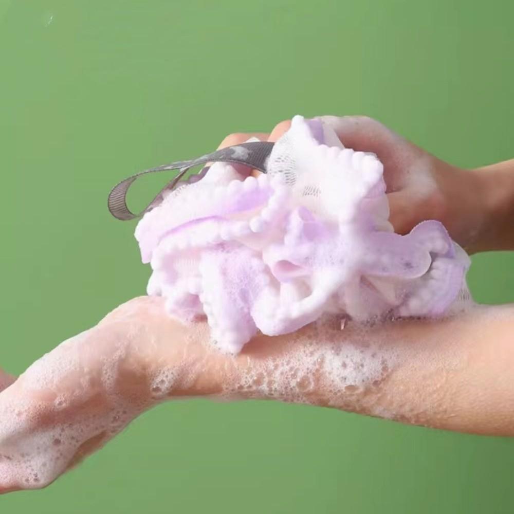 Tato koupelová houba je špičkový peeling s mnoha super jemnými bublinkami, které snadno vytvoří pěnu.