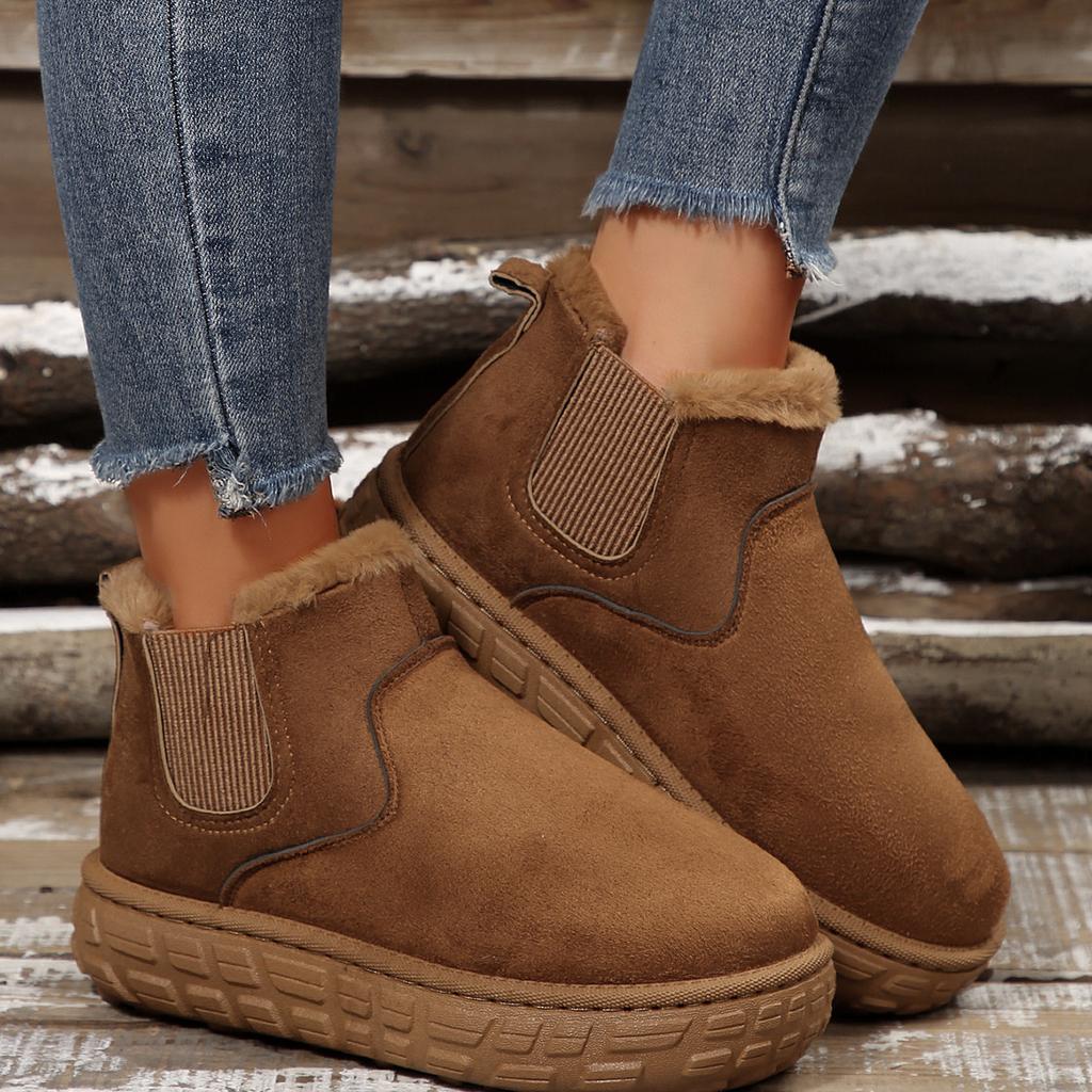New velvet cotton shoes keep warm and increase height, and women wear large-size snow boots with thick soles.