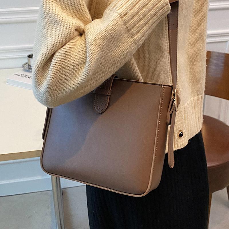 This year, the popular high-end 2025 new fashion bag women's texture women's bucket bag versatile shoulder messenger bag