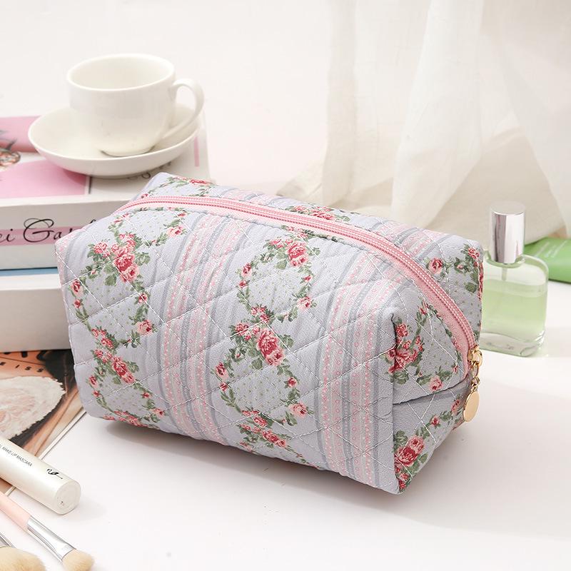 

Косметичка стеганая с цветочным принтом большой вместимости - Стильная, компактная и удобная