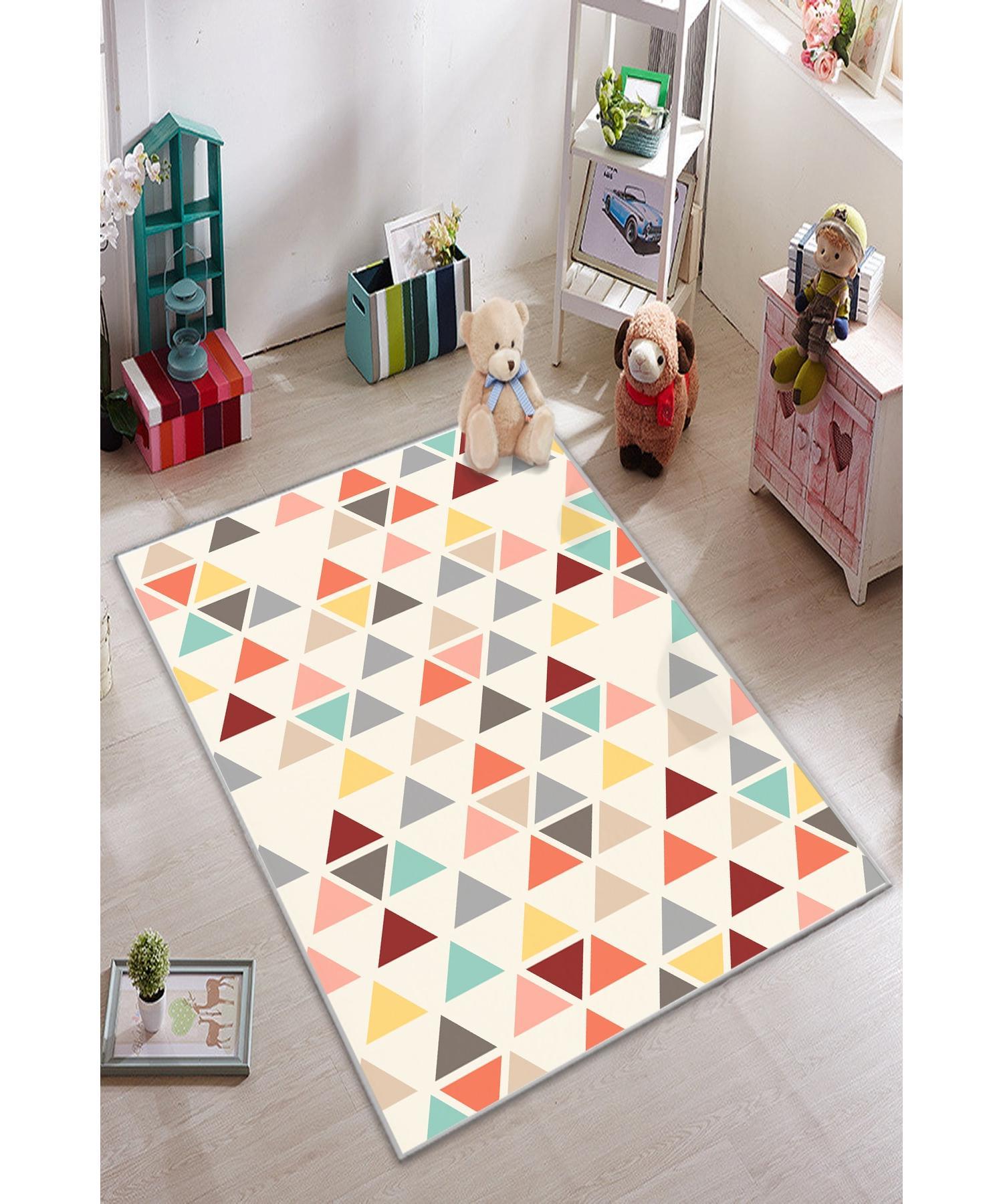 

Карнавальный ковер с цветными треугольниками для детской комнаты