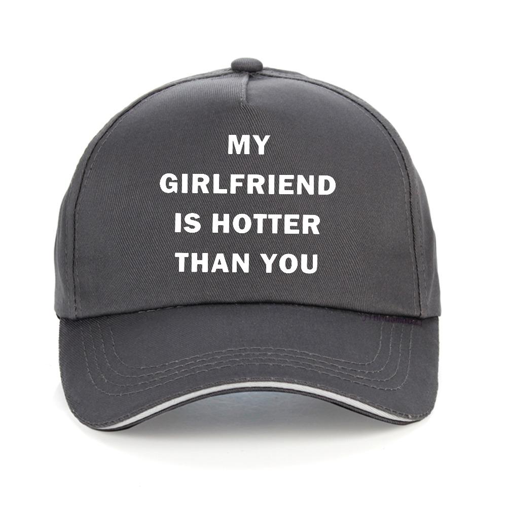Meine Freundin ist heißer als du Briefdruck Baseballkappe Sommer Geburtstagsgeschenke Unisex verstellbare Kappen Mode Atmungsaktive Mütze