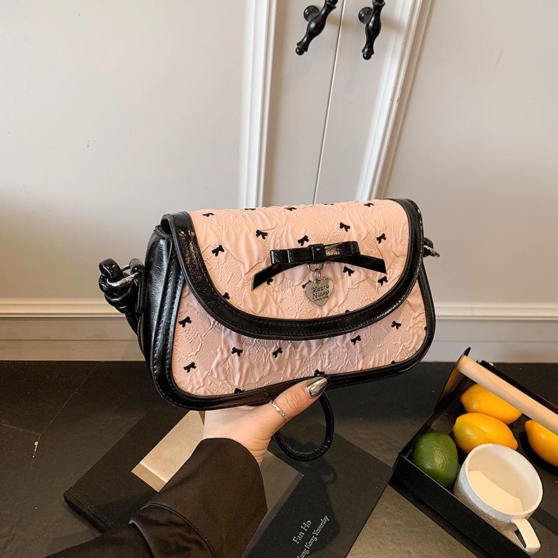 

Новая популярная универсальная студенческая сумка через плечо женская 2025 женская высококачественная текстура нишевая с бантом кроссбоди маленькая квадратная сумка 23*7*14 чёрный