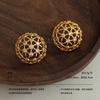 Retro geweven gouden holle bal oorstekers Franse hof reliëf diamant oorbellen lichte luxe high-end temperament oorbellen dames