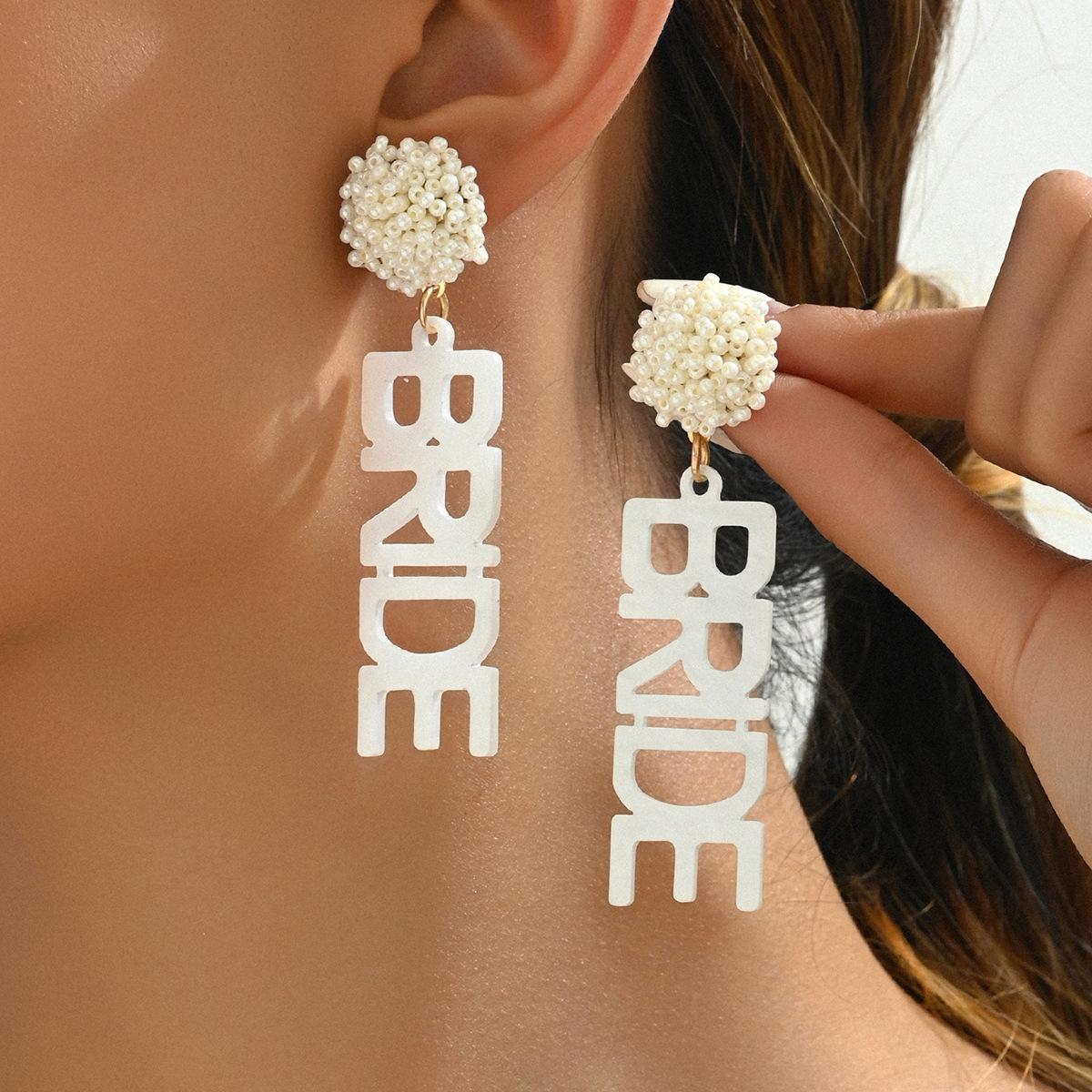 

Милые маленькие свежие серьги с жемчугом, универсальные серьги-гвоздики с английскими буквами, темпераментные серьги