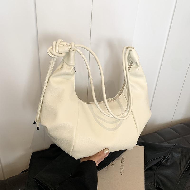 High-end bag women's large-capacity new trendy autumn and winter retro niche design messenger bag commuter dumpling bag