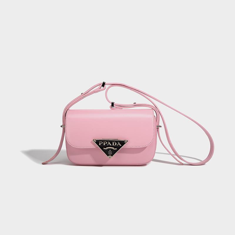 

Высококачественная маленькая квадратная женская сумка с металлическим логотипом 2024 года, весна, новая, нишевая, легкая, роскошная, универсальная, на одно плечо, косая женская сумка розовый