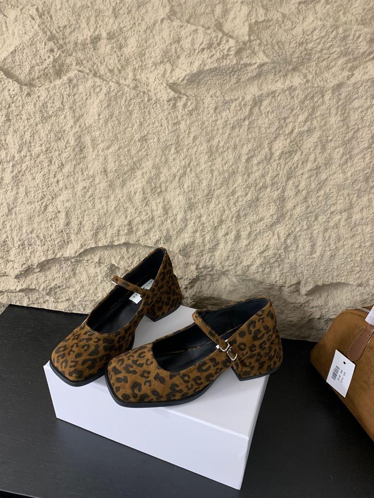 Retro Mary Jane shoes women's soft-soled Doudou shoes 2025 spring and autumn new brown small square head shallow mouth one pedal single shoes