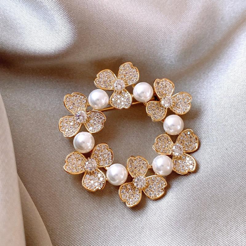 Garland Pearl Brooch for Women High-end Corsage High-end Pin Niche Clothing Accessory Anti-exposure Wonder