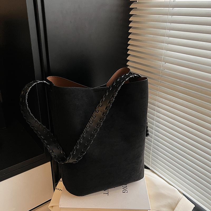 Simple retro large-capacity bag women's 2025 new commuter versatile messenger bag fashionable shoulder underarm bucket bag