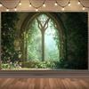 2D flach, 1 Stück verzauberter Wald-Fensterstoff-Hintergrund: gotisches Bogenfenster mit Efeu und Vegetation, realistischer Lichteffekt und Schatten,
