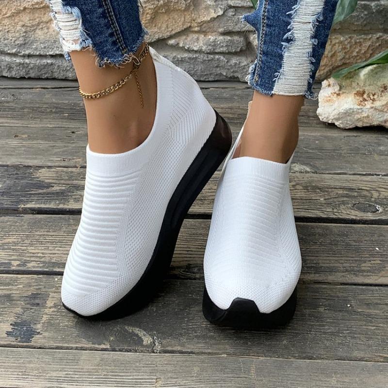 2026  Lightweight Casual Comfortable Breathable Outdoor Travel Shoes Flat Bottomed Sports Shoes for Women