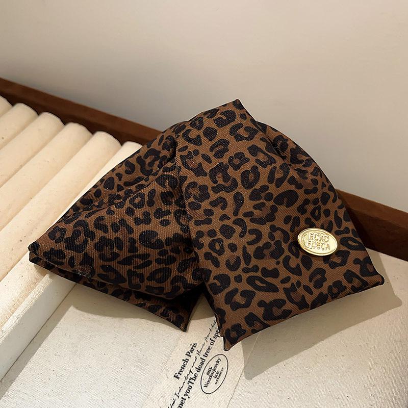 Leopard Print Triangle Hair Claw for Women - Retro Large Hairpin for Autumn/Winter