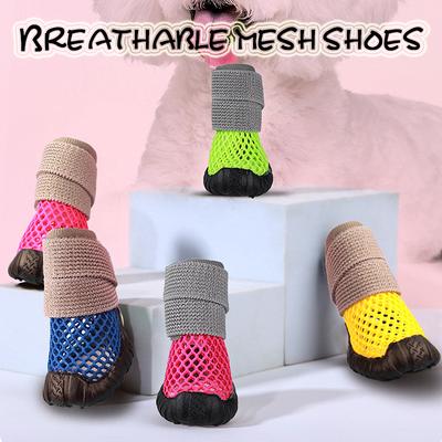 Novos Sapatos para Pet Primavera e Verão Vazados Respiráveis Elásticos Macios Adesivos Não Caem Sapatos Resistentes ao Desgaste Solado Macio Antiderrapante Para Cães Pequenos