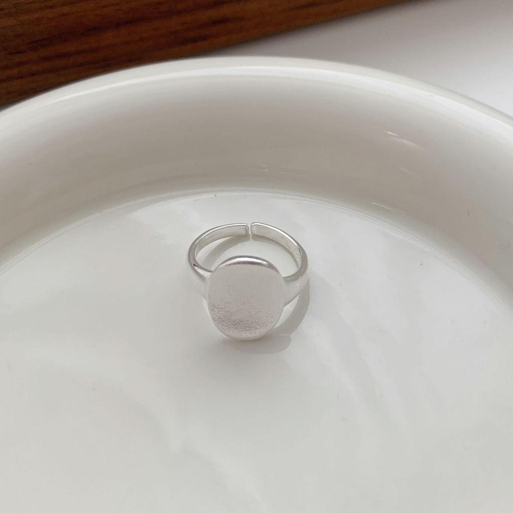 Anillo Minimalista Geométrico Mate Esmerilado con Banda Abierta para Mujer