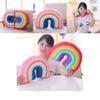 Entzückendes regenbogenförmiges Plüschkissen zum Kuscheln und als dekoratives Highlight