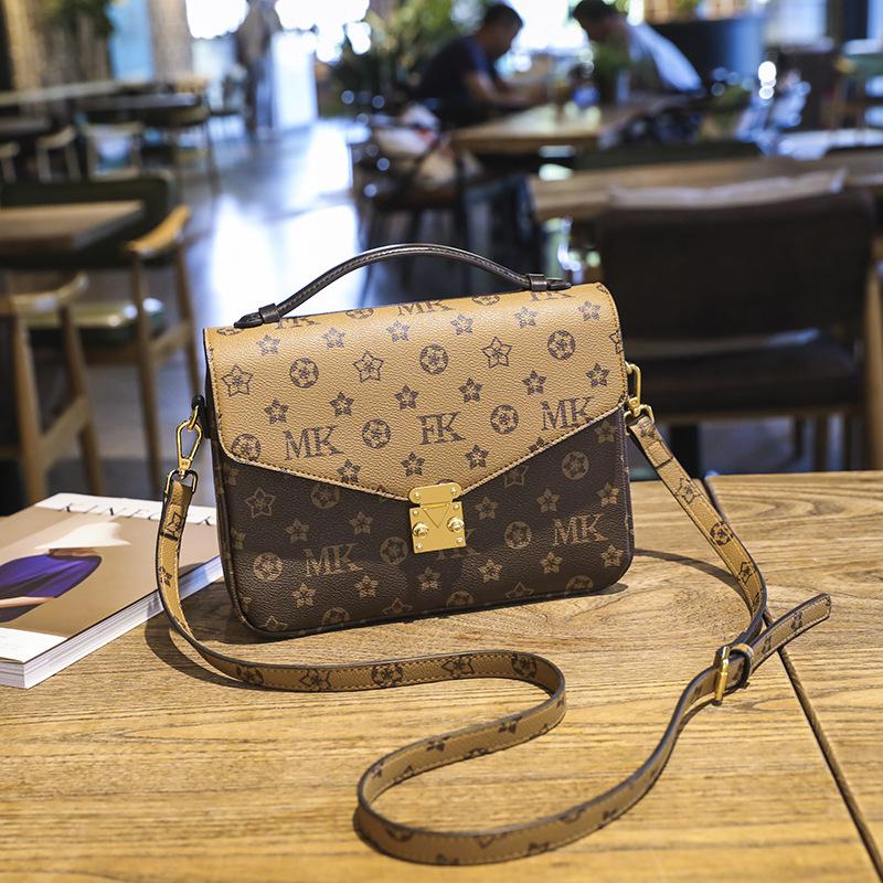 

Женская сумка новая универсальная сумка через плечо модная сумочка текстурная атмосферная ретро с принтом сумка-мессенджер маленькая квадратная сумка тренд коричневый