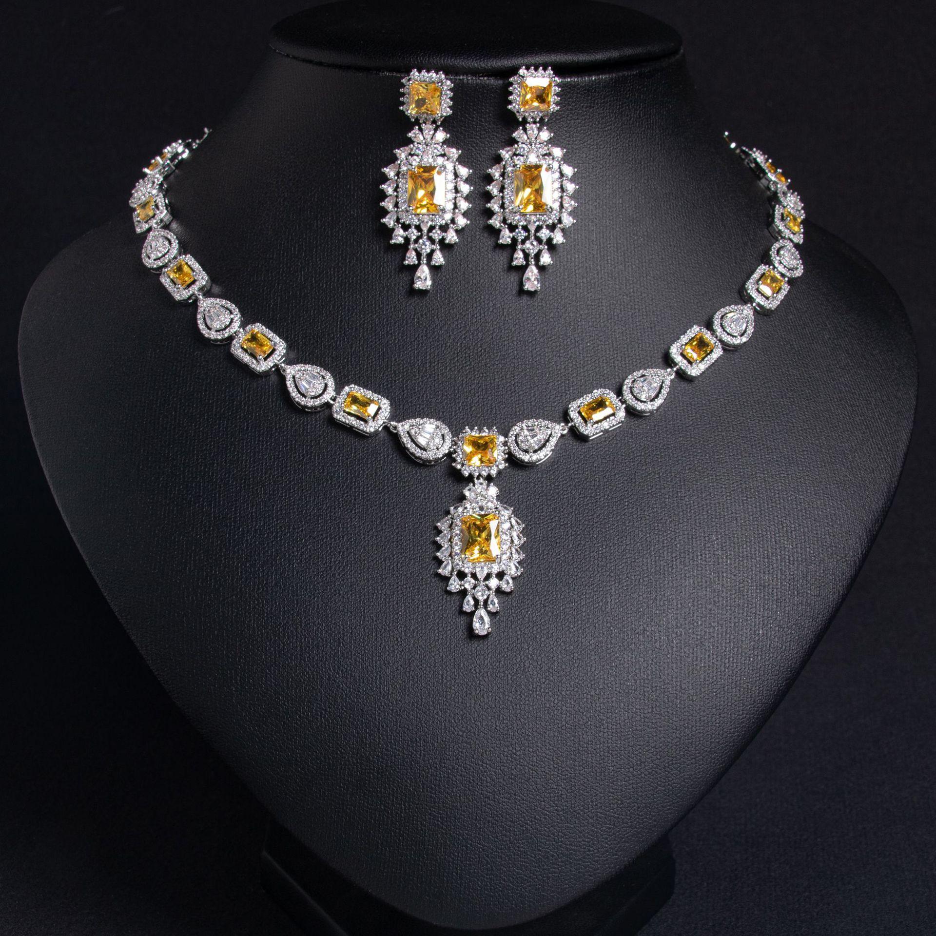 Damen Leichter Luxus Design Elegantes Geometrisches Halsketten-Ohrring-Set Modisches Und Vielseitiges Nischen-Design-Set