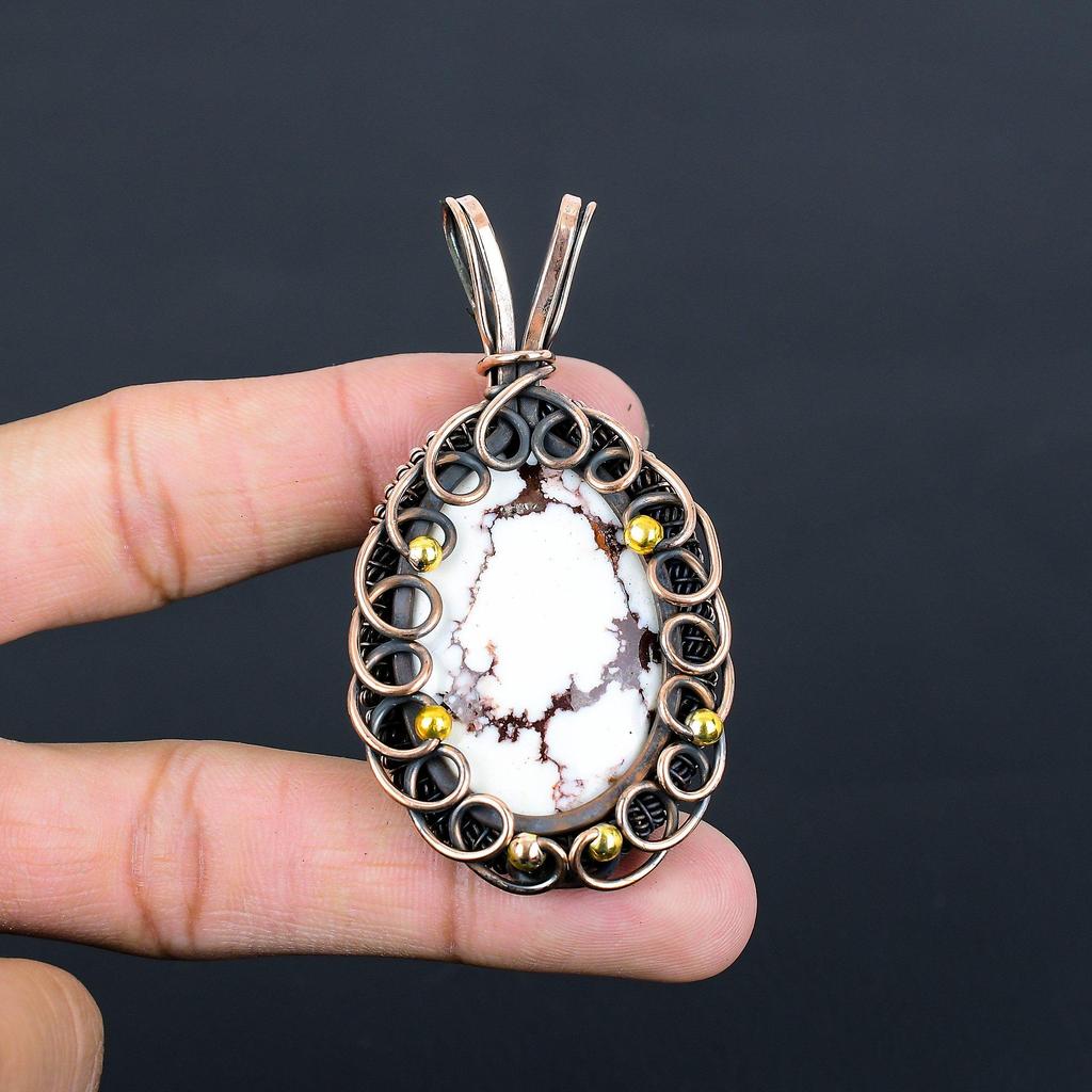 Pingente de joia artesanal com fio de cobre puro envolto em pedra preciosa de cavalo selvagem turquesa